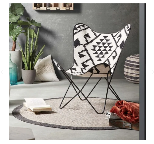 okrągły dywan do salonu leżący pod krzesłem